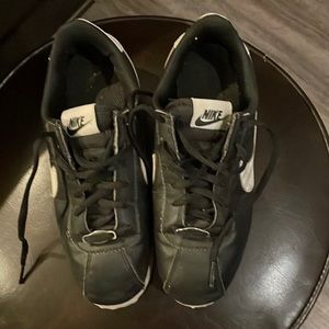 Kids size 5Y Nike tennis shoes